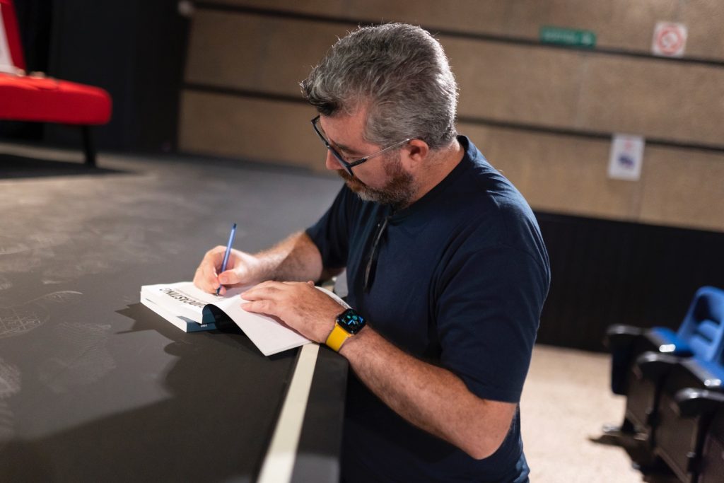 Emilio Cano firmando su libro en PodTalks